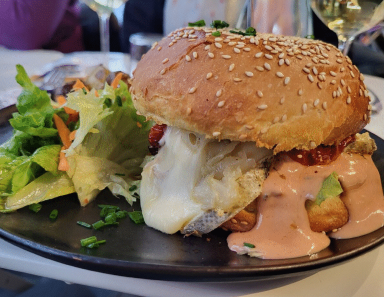 pain artisanal de la maison Besnier, viande de Limousine, confit d'oignons, tomme de Savoie, sauce Tante Jeanne, tomates confites, salade, pommes grenailles